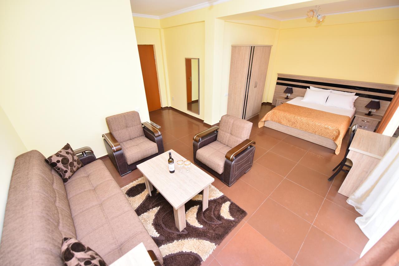 Hotel Lazuri In Kvariati Zewnętrze zdjęcie